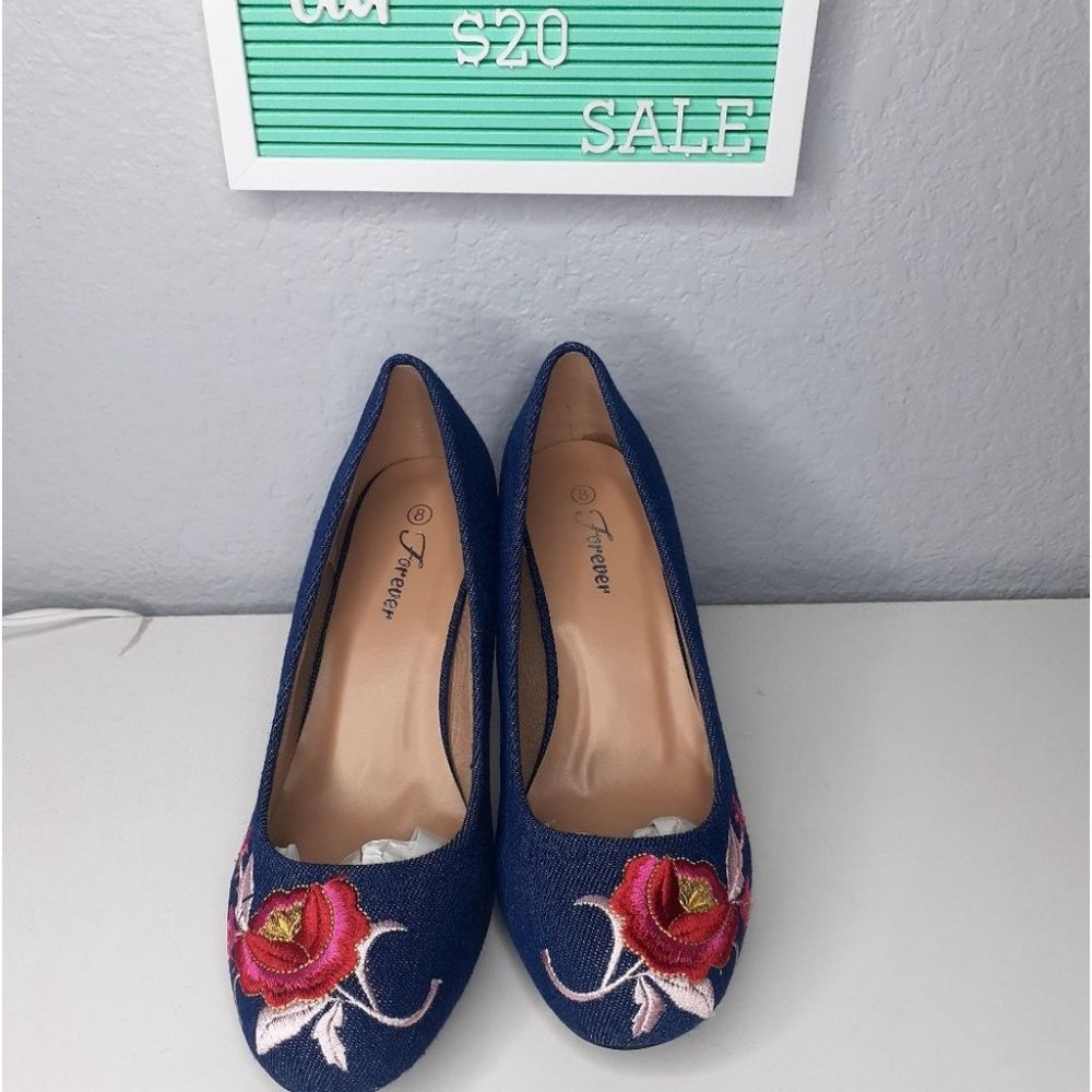 New Embroidered heel - Picture 2 of 10